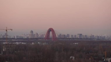 Moskova 'nın akşam şehri Panorama' sı. Kırmızı köprüye bakan gece manzarası. genel biçim