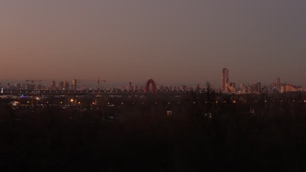 Panorama wieczornego miasta Moskwa. Nocny pejzaż z widokiem na czerwony most. postać ogólna — Wideo stockowe