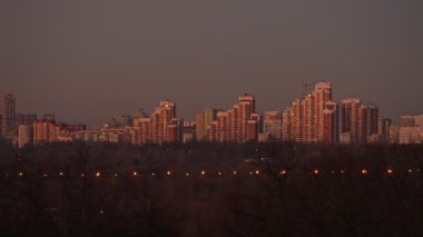 Moskova 'nın akşam şehri Panorama' sı. Kırmızı köprüye bakan gece manzarası. genel biçim