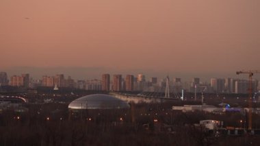 Moskova 'nın akşam şehri Panorama' sı. Kırmızı köprüye bakan gece manzarası. genel biçim