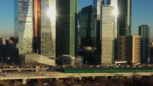 Зеркало делового центра "Москва-Сити" в яркий солнечный осенний день. Вид с воздуха — стоковое видео