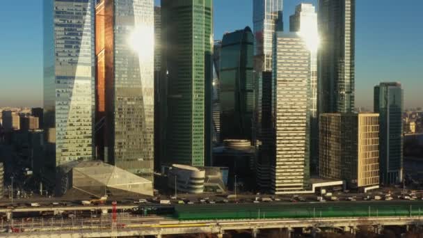 Дзеркальний бізнес-центр Москви в яскравий сонячний день осені. Вид з повітря — стокове відео