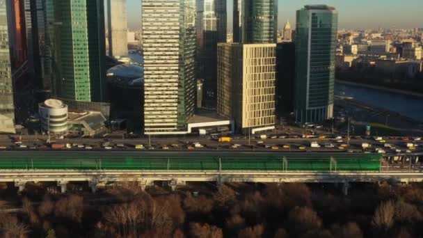 Mirror Business Center Moscow City an einem sonnigen Herbsttag. Luftaufnahme — Stockvideo