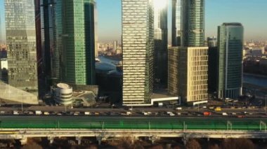 İş merkezinin yakınındaki köprüde trafik sıkışık. Aynalı binanın yakınında yoğun bir trafik sıkışıklığı var. Hava görünümü