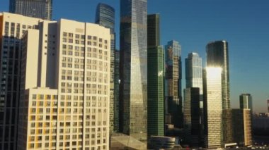 Sonbaharda güneşli bir günde Moskova Ayna İş Merkezi. Hava görünümü