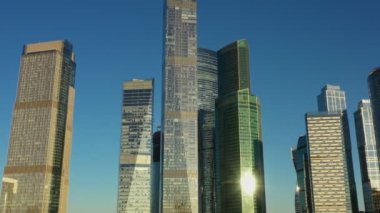 Sonbaharda güneşli bir günde Moskova Ayna İş Merkezi. Hava görünümü