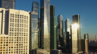 Sonbaharda güneşli bir günde Moskova Ayna İş Merkezi. Hava görünümü