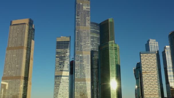 Mirror Business Center Moscow City an einem sonnigen Herbsttag. Luftaufnahme — Stockvideo