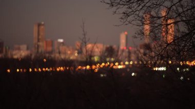 Sonbaharın sonlarında Moskova 'nın akşam şehri manzarası. Gece Şehri. Odaklanma değişikliği.