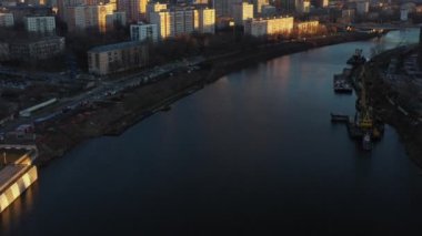 Sonbaharın sonlarında Moskova 'nın iş merkezi manzarası ile nehrin üzerinde uçmak. Hava görünümü