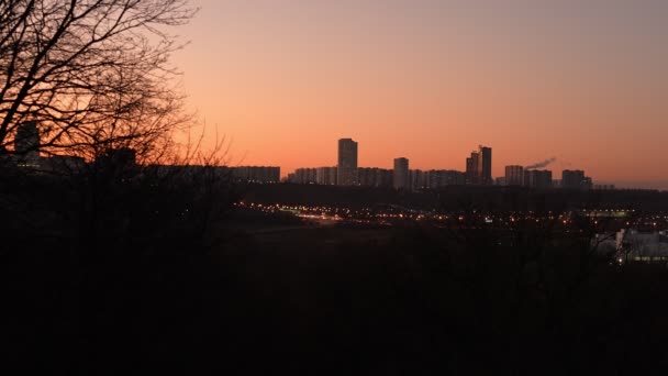 Зум-снимок вечернего города Москвы. Ночной городской пейзаж. Общая форма — стоковое видео