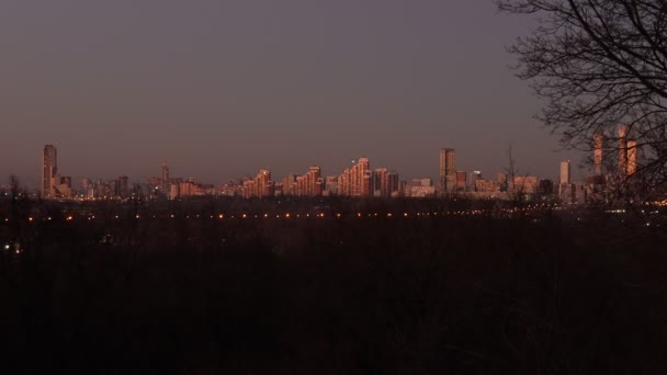 Zoom della città serale di Mosca. Paesaggio urbano notturno. forma generale — Video Stock