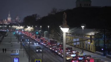 Geceleyin Moskova Kremlin 'in arka planına karşı yeni yıl trafik sıkışıklığı