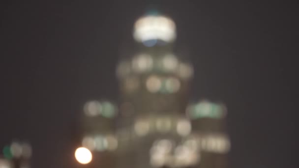 Москва, руси - вересень 2021: знаменитий будинок на Котельнической набережной в ночном крупном плане — стокове відео