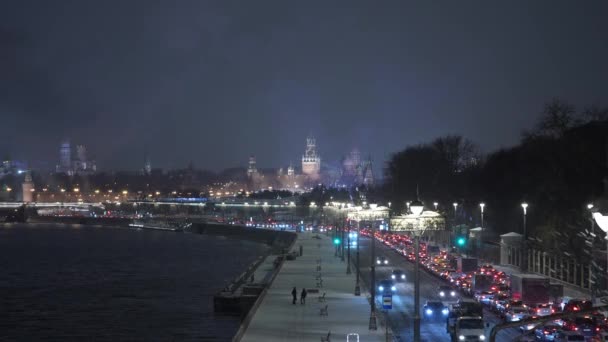 Nouvel An embouteillage d'hiver sur le remblai sur le fond du Kremlin de Moscou la nuit — Video
