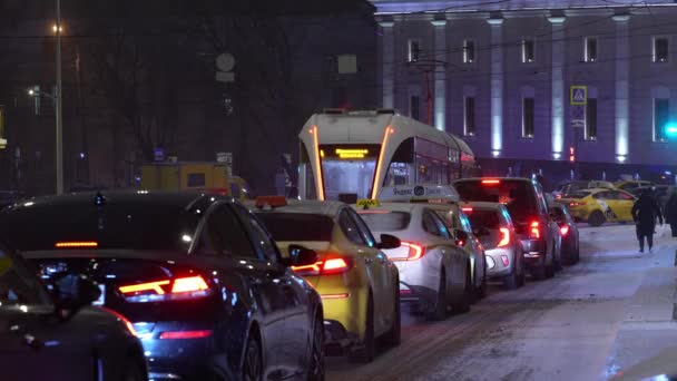 Moscú, Rusia- diciembre 2021: Atasco de tráfico en las calles de la ciudad — Vídeo de stock