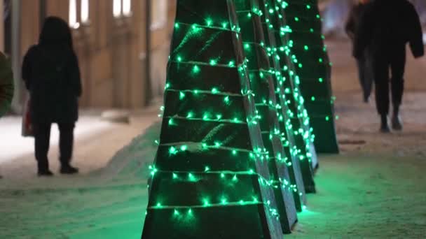 Árbol de Navidad improvisado con guirnaldas en las calles de la ciudad por la noche en invierno — Vídeos de Stock