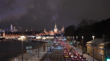 Geceleri kışın şehir manzarası. Moskova Kremlin yakınlarında kış ve akşam trafik sıkışıklığı