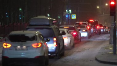 Moskova, Rusya - Kasım 2021: Şehrin sokaklarında kış akşamı trafiği sıkışıklığı