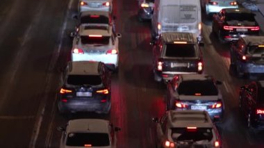 Geceleri kışın şehir manzarası. Moskova Kremlin yakınlarında kış ve akşam trafik sıkışıklığı