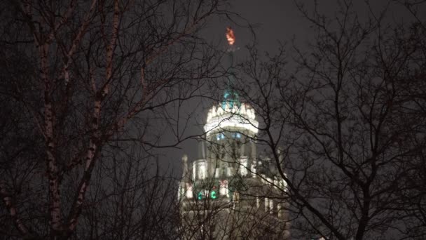 Moscow, Russia- december 2021: The famous house on the Kotelnicheskaya embankment at night close-up — Stock Video