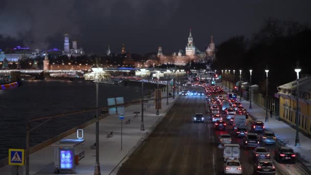 Zimowy pejzaż miejski nocą. Korki w pobliżu Kremla Moskwa zimą i wieczorem — Wideo stockowe