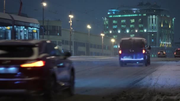Zima, nocny pejzaż miasta Nowoczesny tramwaj przejeżdża zimą przez most — Wideo stockowe