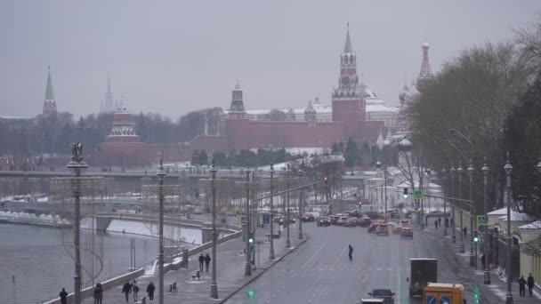 Зимний городской пейзаж на фоне Московского Кремля. Зимние сани на набережной возле Кремля — стоковое видео