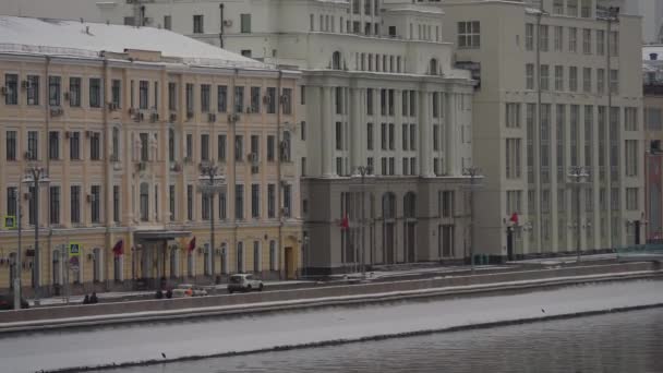 冬の街並み。HPP No. 1 。モスクワクレムリンの反対側のモスクワの中心部の堤防に位置するロシアで最も古い火力発電所 — ストック動画