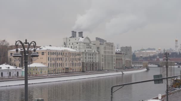 Paisaje urbano invernal. HPP No 1. La central térmica más antigua de Rusia situada en el terraplén en el centro de Moscú, frente al Kremlin de Moscú — Vídeo de stock