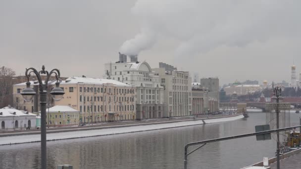 冬天的城市景观。HPP No.1 。俄罗斯历史最悠久的火力发电厂位于莫斯科市中心与莫斯科克里姆林宫相对的堤岸上 — 图库视频影像
