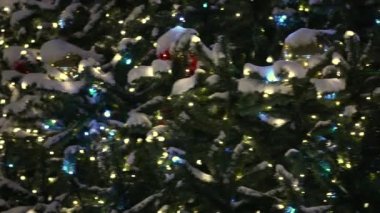 Şehirdeki Noel ağacında parlayan oyuncaklar. Akşam vakti. Doldur.