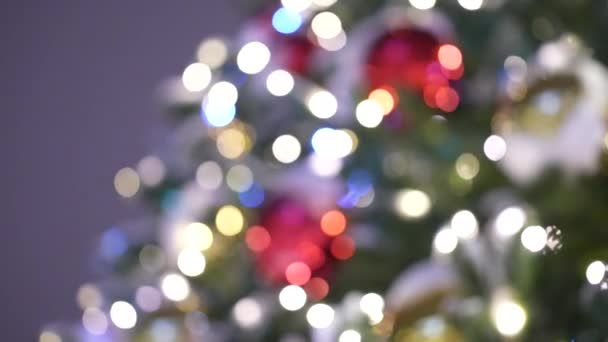 Julen glödande leksaker på stadens julgran på kvällen i staden. Klä på dig — Stockvideo