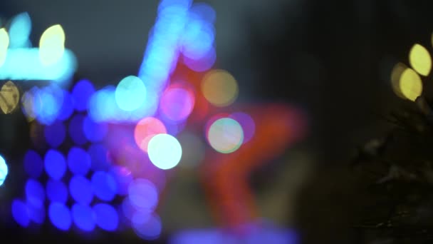 Gwiazda Nowego Roku. Noworoczne oświetlenie w postaci pięcioramiennej gwiazdy na ulicach miasta, lekkie dekoracje w Nowym Roku, w ciemności — Wideo stockowe