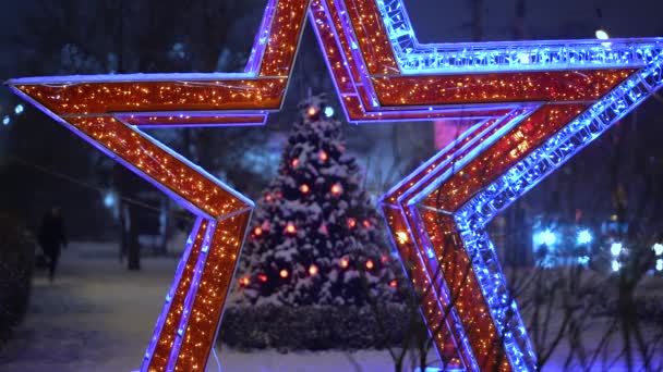 Star du Nouvel An. Nouvel An éclairant sous la forme d'une étoile à cinq branches dans les rues de la ville, décorations lumineuses dans la nouvelle année, dans l'obscurité — Video