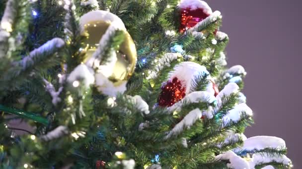 Vánoce zářící hračky na městském vánočním stromečku ve večerních hodinách ve městě. Rozepnout — Stock video