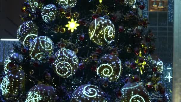 Cidade decorada árvore de Natal no relógio de fundo e sinos, semelhante ao Big Ben.. Foco seletivo. — Vídeo de Stock