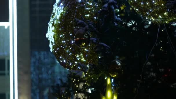 Kota dihiasi Pohon Natal pada jam latar belakang dan lonceng, mirip dengan Big Ben.. Fokus selektif. — Stok Video