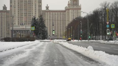 Moskova, Rusya - Aralık 2021: Sarı kar küreme aracı şehirde yoğun kar yağışı sonrasında gün içinde karı temizliyor