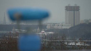 Dürbün, dürbün, gözlem güvertesinde dürbün Rusya Bilim Akademisi Başbakanlık Heyeti 'nin arka planına karşı soğuk bir kış günü