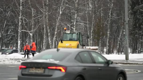 Moszkva, Oroszország - december 2021: Sárga hóeke eltávolítja a havat után nehéz hóesés a városban a nap folyamán — Stock videók