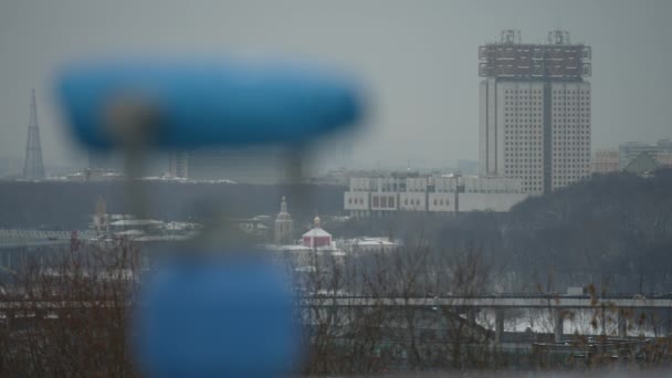 Teropong, binoskop, teropong di dek observasi dengan latar belakang Presidium Akademi Ilmu Pengetahuan Rusia pada hari musim dingin — Stok Video