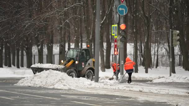 Moscou, Rússia- dezembro 2021: limpa neve amarela remove a neve após a queda de neve pesada na cidade durante o dia — Vídeo de Stock