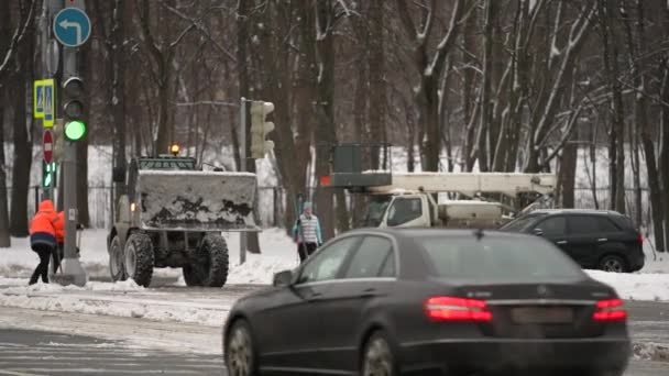 Moskwa, Rosja - grudzień 2021: Żółty pług usuwa śnieg po obfitych opadach śniegu w mieście w ciągu dnia — Wideo stockowe