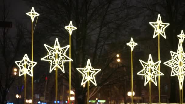 Estrela de Ano Novo. Iluminação de Ano Novo na forma de uma estrela de cinco pontas nas ruas da cidade, decorações leves no Ano Novo, no escuro — Vídeo de Stock