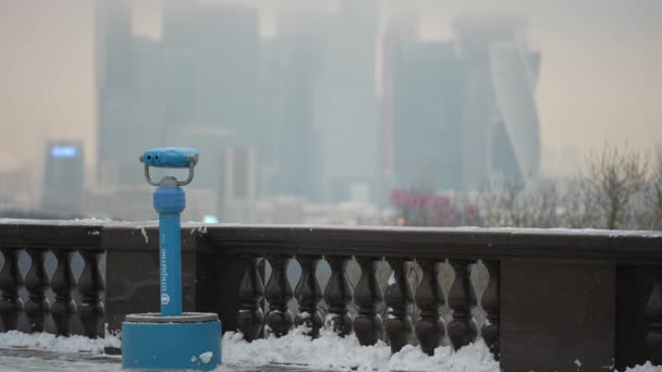 Visie op het bedrijfsleven Moskou vanaf het observatiedek in de winter. Winterstadsgezicht. Zakencentrum in de mist — Stockvideo