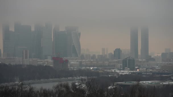 Вид на деловую Москву с смотровой площадки зимой. Зимний городской пейзаж. Бизнес-центр в тумане — стоковое видео