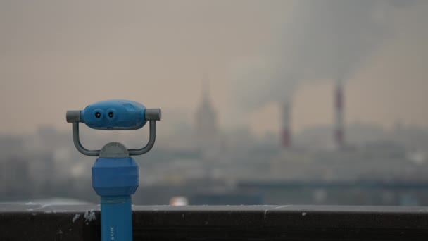 Vista del paesaggio invernale della città di Mosca dal ponte di osservazione. Una città invernale attiva nella nebbia — Video Stock