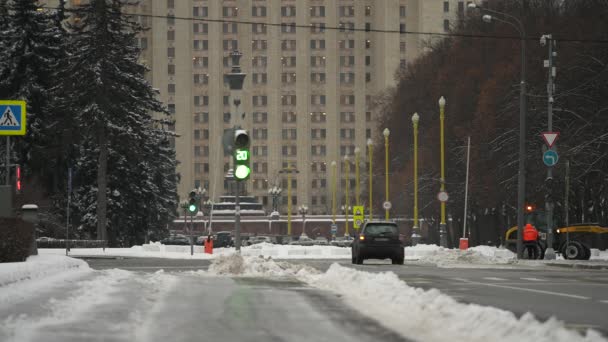 Moscú, Rusia- diciembre 2021: El quitanieves amarillo elimina la nieve después de fuertes nevadas en la ciudad durante el día — Vídeos de Stock