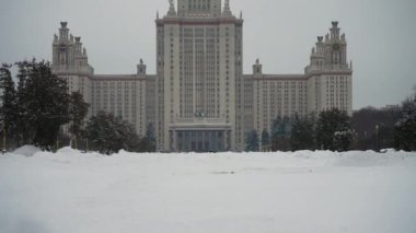 Gündüz vakti ünlü Moskova Devlet Üniversitesi